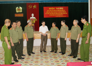 Lãnh đạo UBND tỉnh và đại biểu Bộ Công an trao đổi với lãnh đạo Công an tỉnh về nhiệm vụ công an năm 2013. Ảnh: Đỗ Tuấn (Công an tỉnh).